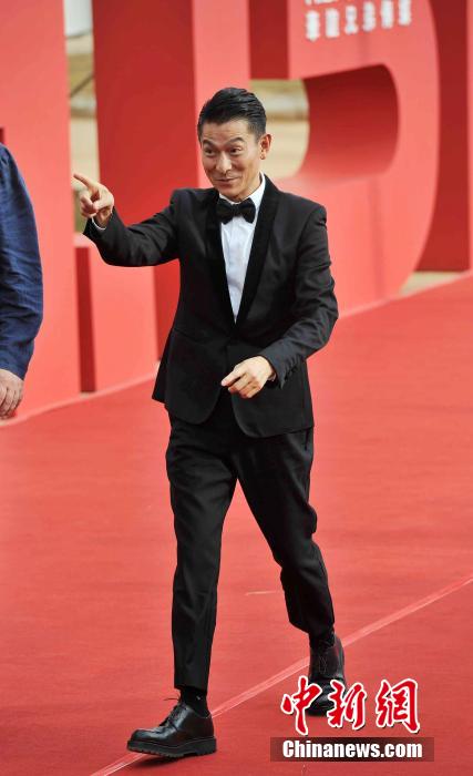 华谊兄弟20周年红毯秀_华谊兄弟二十周年庆典海口红毯现场_华谊兄弟二十周年庆典红地毯明星阵容