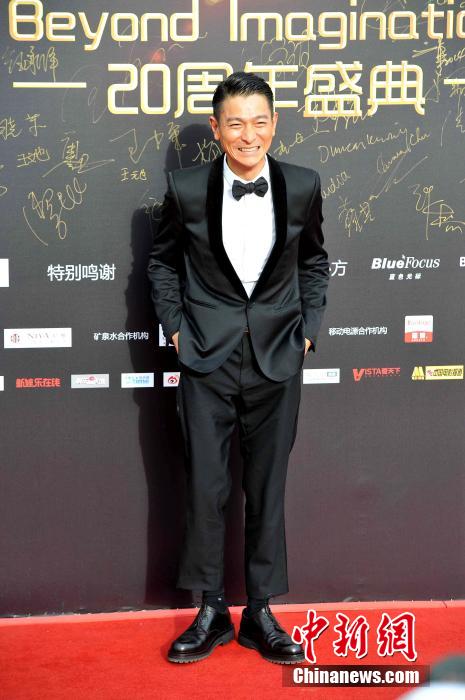 华谊兄弟20周年红毯秀_华谊兄弟二十周年庆典红地毯明星阵容_华谊兄弟二十周年庆典海口红毯现场