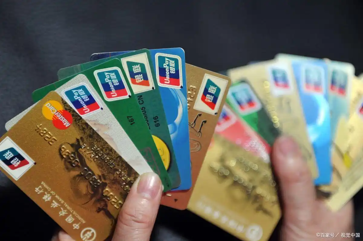 白金信用卡免年费陷阱_工行信用卡 白金卡年费_银行推销话术文字游戏